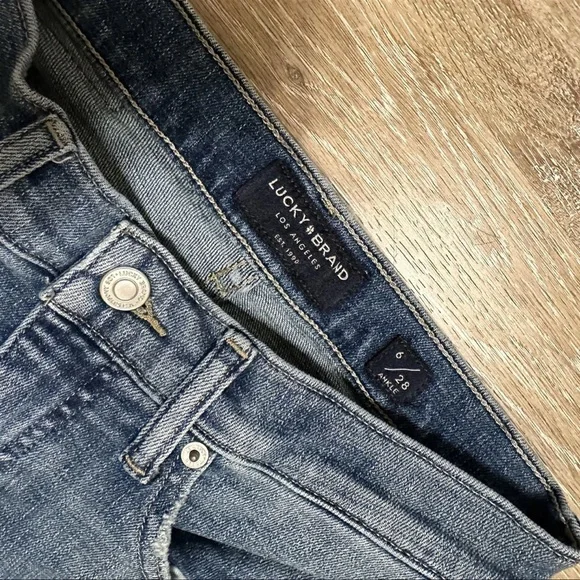 Lucky Brand Women's Cropped Ankle Jeans in Denim Blue 6/28 - Picture 3 of 4